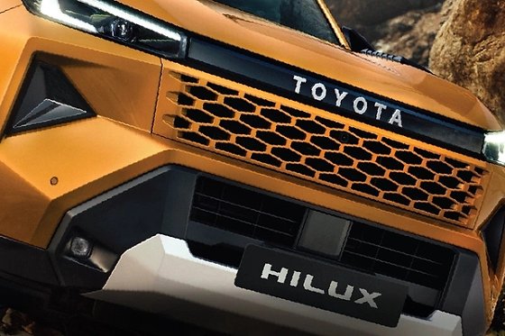 Toyota Hilux, Bold new hexagonal grille with C-shaped LED headlamps and daytime running lamps.