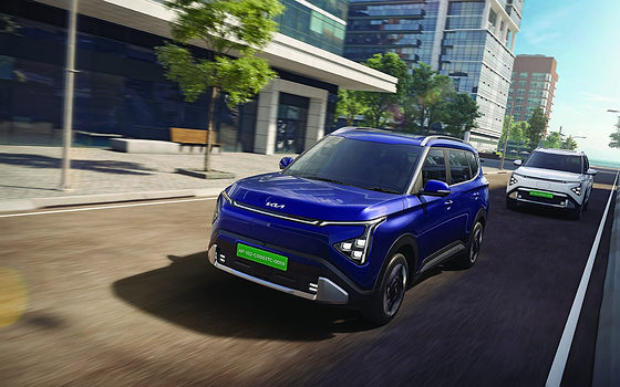 Kia Carens Clavis EV, The Carens Clavis EV on the move in the city