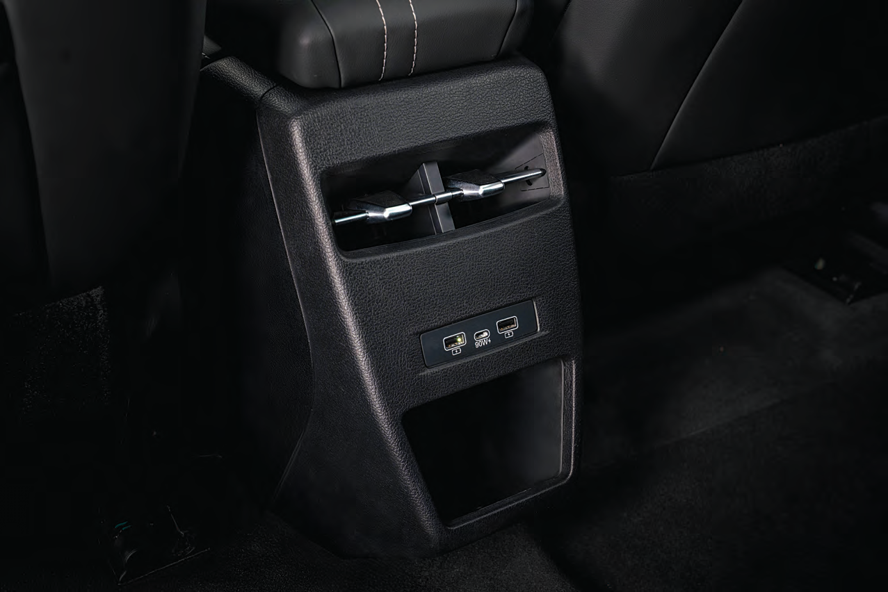 VinFast VF 7 — Powered tailgate opening to a 537-litre boot