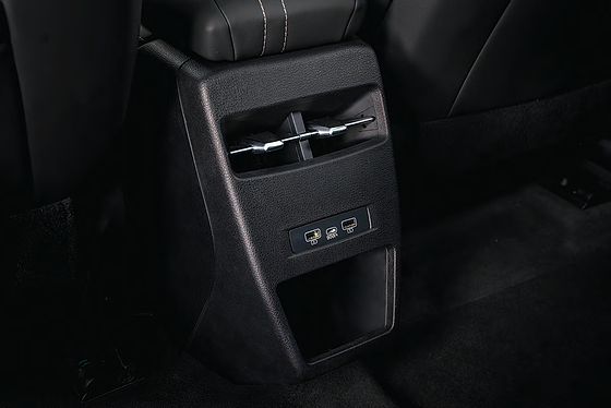 VinFast VF 7, Powered tailgate opening to a 537-litre boot