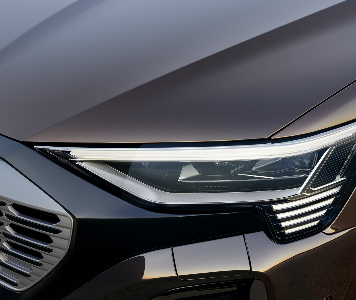 Audi Q8 Sportback e-tron — Frameless exterior mirror with integrated LED side turn indicator