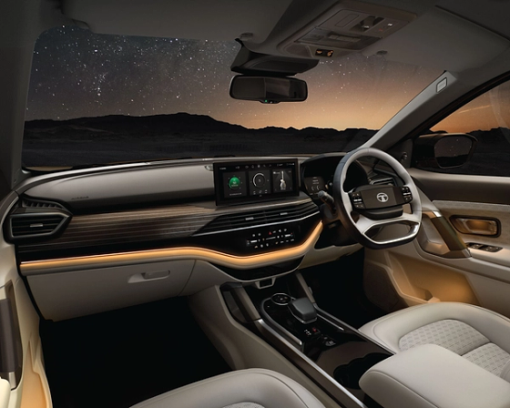 Tata Safari, Dual-tone premium cockpit with layered dashboard and wood-finish trim
