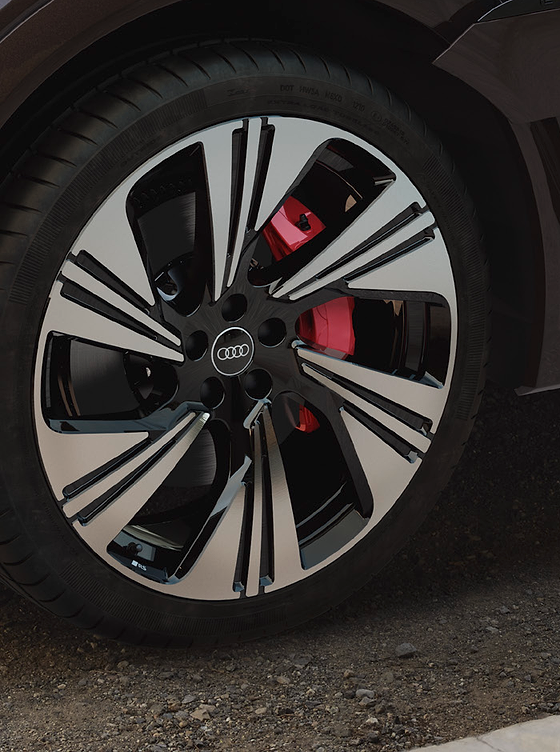Audi Q8 Sportback e-tron, Machined aero alloy wheel with red brake calipers