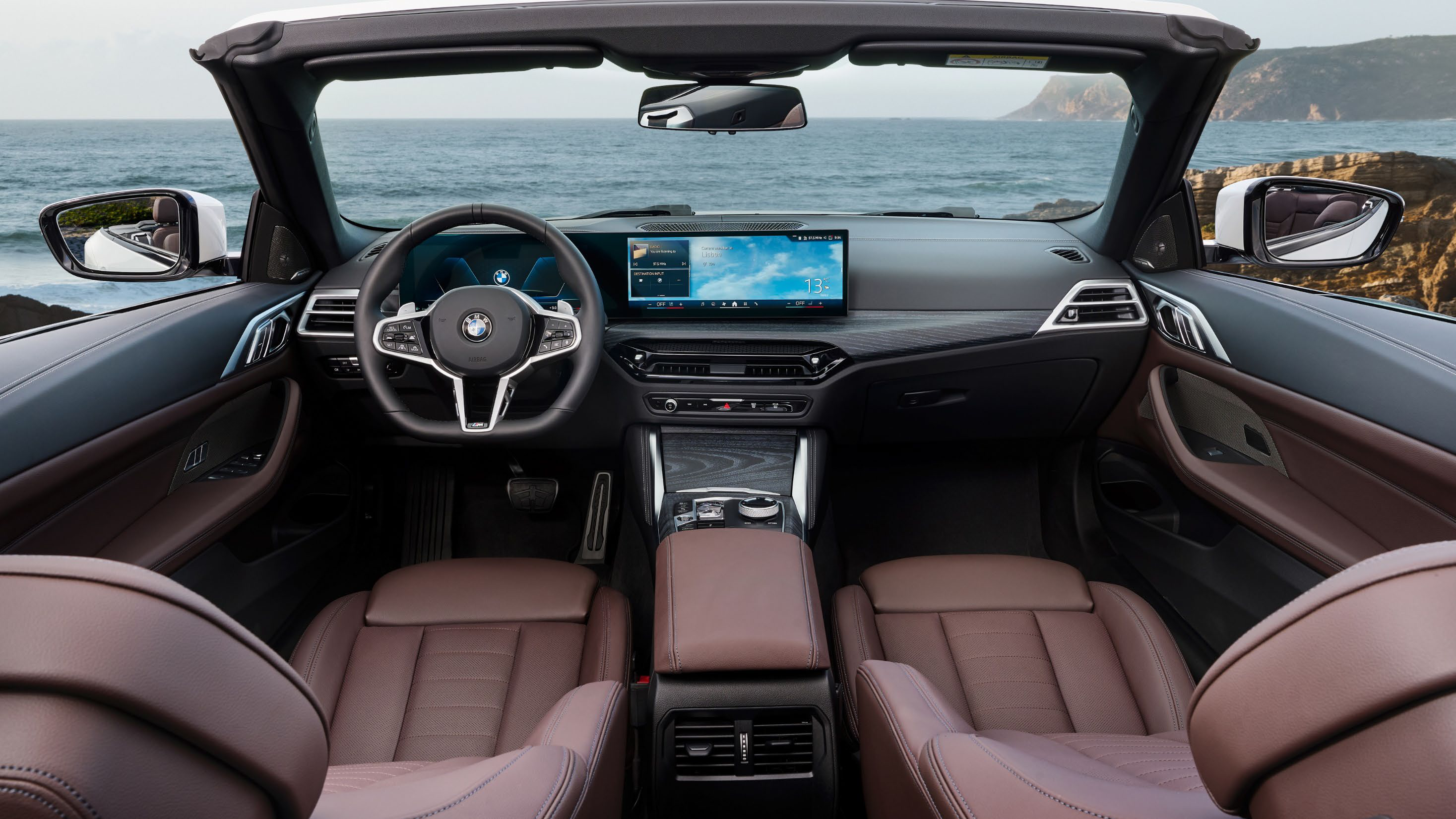 BMW M440i — BMW Curved Display pairing a digital instrument cluster with the central touchscreen, alongside the M leather steering wheel.