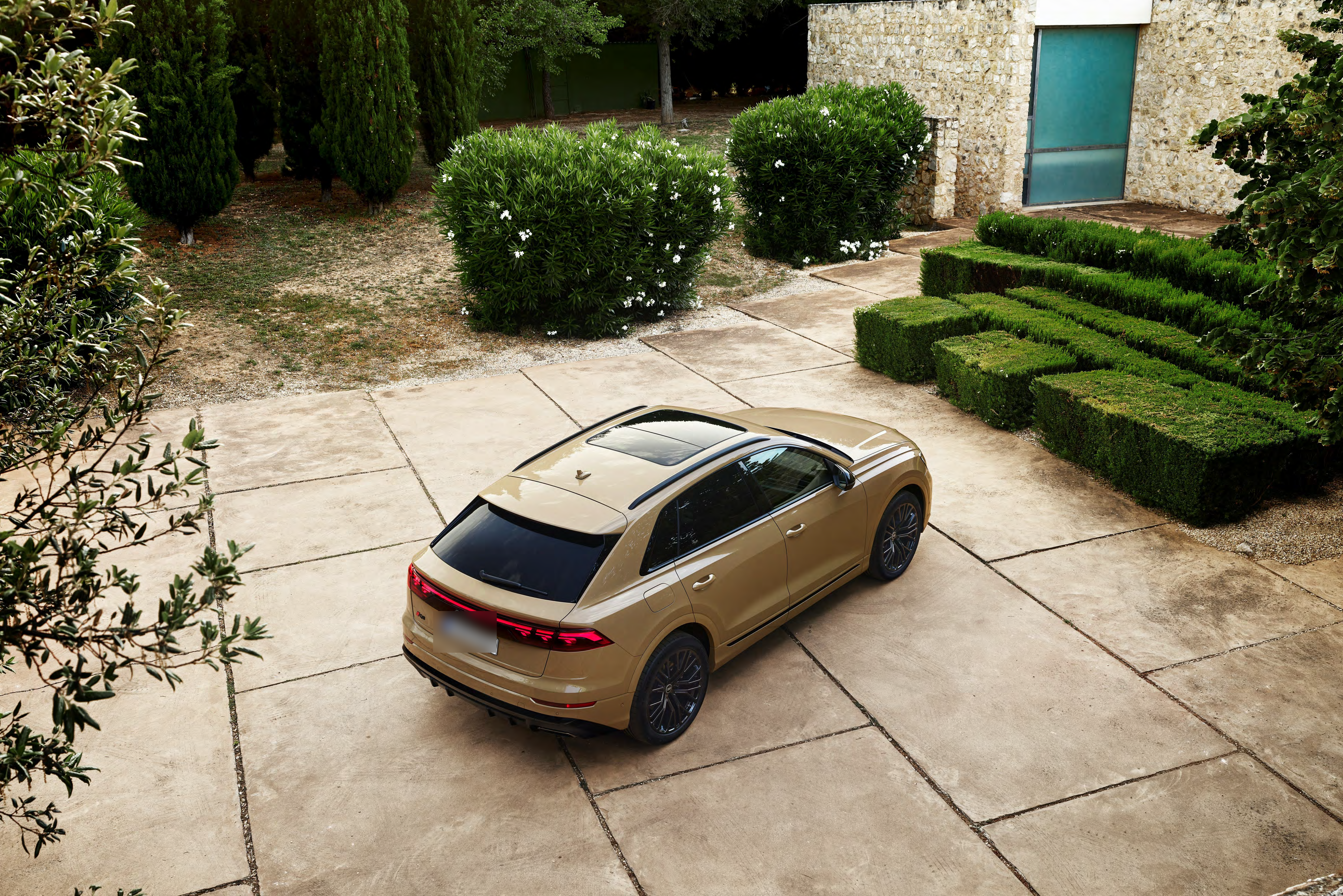 Audi Q8 — Electrically operated two-part panoramic glass sunroof.
