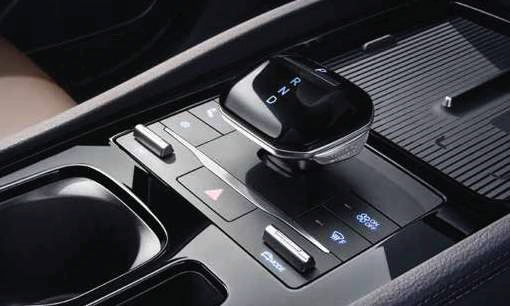 BYD eMAX 7 — Console-mounted electronic drive selector