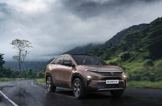 Tata Curvv, Rain-sensing wipers and automatic headlamps respond intuitively to weather and fading light.