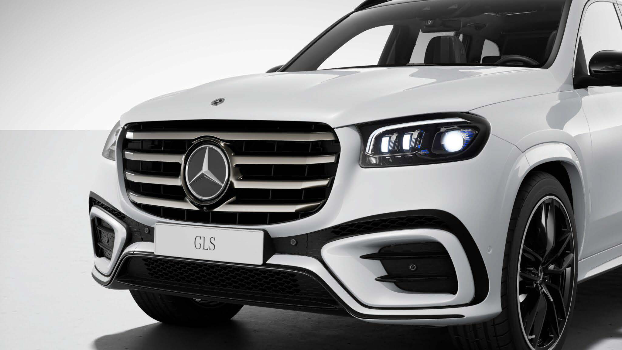 Mercedes-Benz GLS — Radiator grille with twin louvres and MULTIBEAM LED headlamps