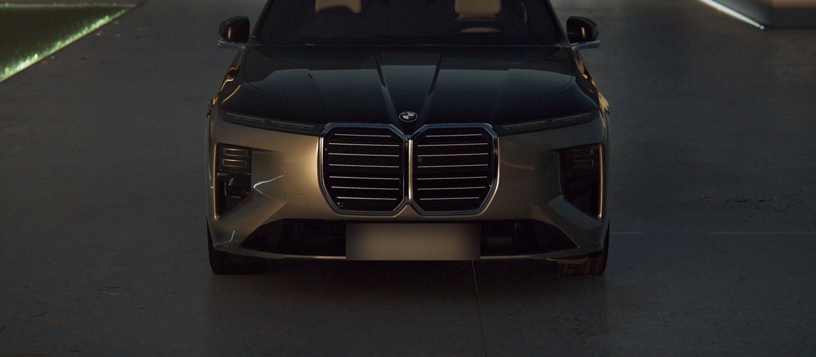 BMW 7 Series — Crystal headlights with the slim split-light signature and Iconic Glow surround