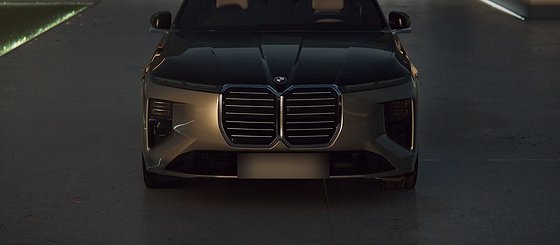 BMW 7 Series, Crystal headlights with the slim split-light signature and Iconic Glow surround