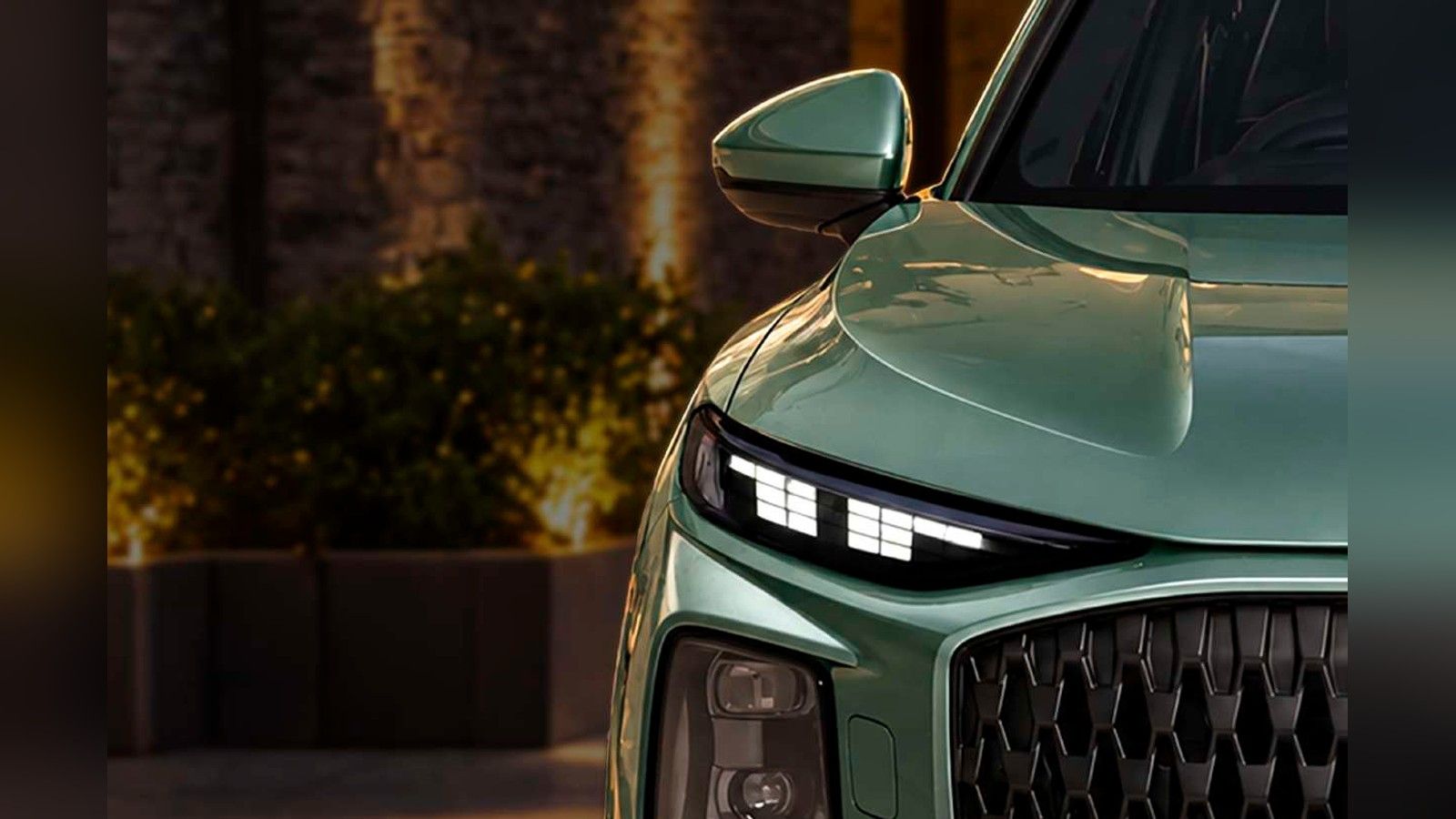 Audi Q3, Digital Matrix LED headlights with micro-LED technology on the Zenith, with selectable daytime running light signatures