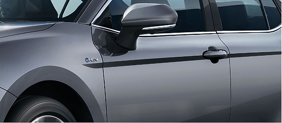 Toyota Camry, Sleek side profile with body-coloured door mirrors and a premium glossy body coating