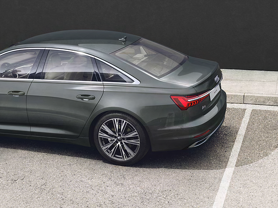 Audi A6, 5-double-spoke diamond-turned alloy wheel with connected LED rear light detail
