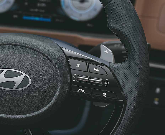 Hyundai Alcazar, Paddle shifters with steering-mounted cruise and lane-assist controls