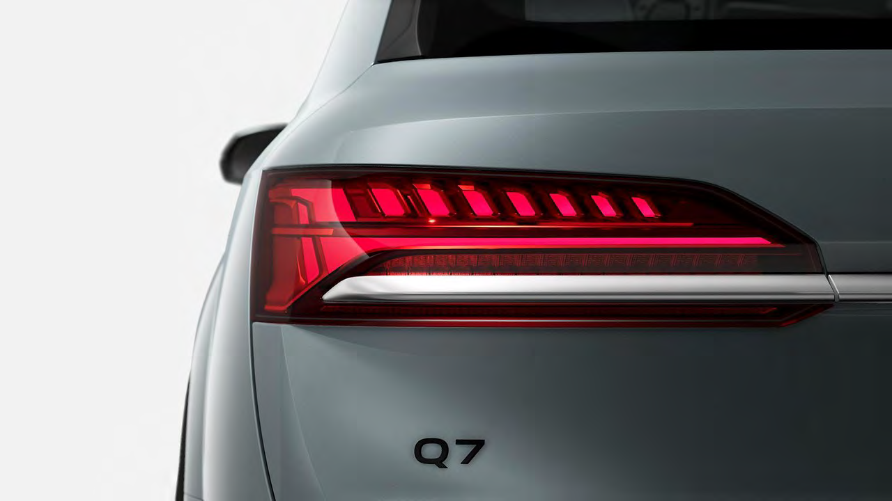 Audi Q7 — Full-width LED rear light bar with three-dimensional light elements and Q7 lettering