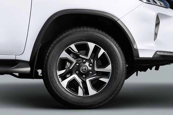 Toyota Fortuner Legender, 18-inch multi-layered machine-cut alloy wheels