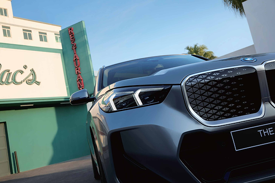 BMW iX1 LWB, Adaptive LED headlights with signature L-shaped LED daytime running light