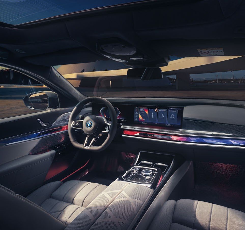 BMW i7 — BMW Curved Display with the CraftedClarity Interaction Bar