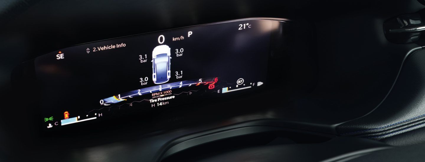 Jeep Compass — Tyre-pressure monitoring showing live pressure for each wheel in the digital cluster.