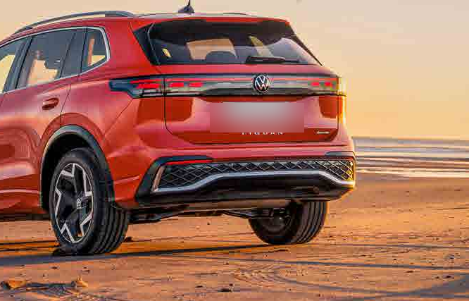 Volkswagen Tiguan R-Line — 3D LED rear combination lamps with signature light pattern and TIGUAN lettering