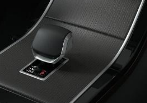 Land Rover Range Rover Velar — Rotary gear selector on the centre console.