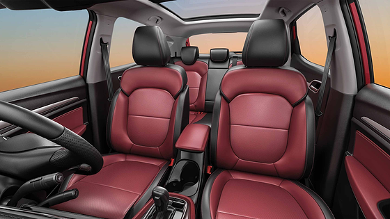 MG Astor, Dual-tone Sangria Red leather cabin with front and rear seating.