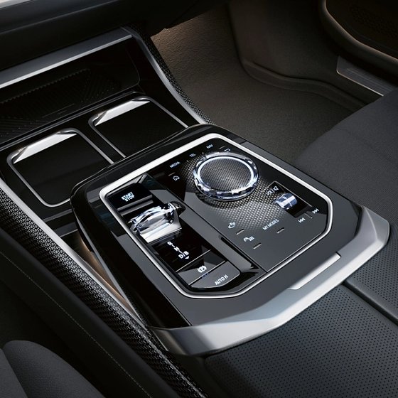 BMW i7, CraftedClarity glass iDrive controller and gear selector on the centre console