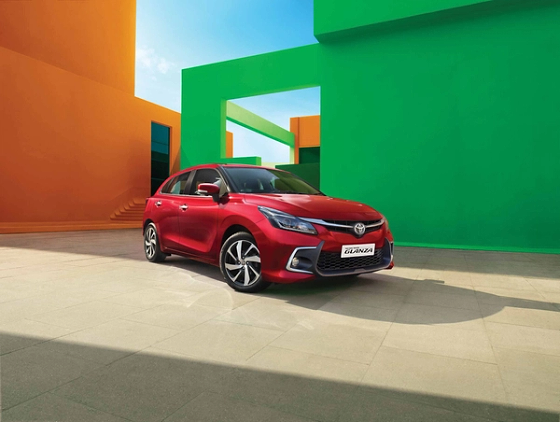 Toyota Glanza (2022-2026), Bold front fascia with the Toyota signature upper grille, LED projector headlamps and LED daytime running lights.