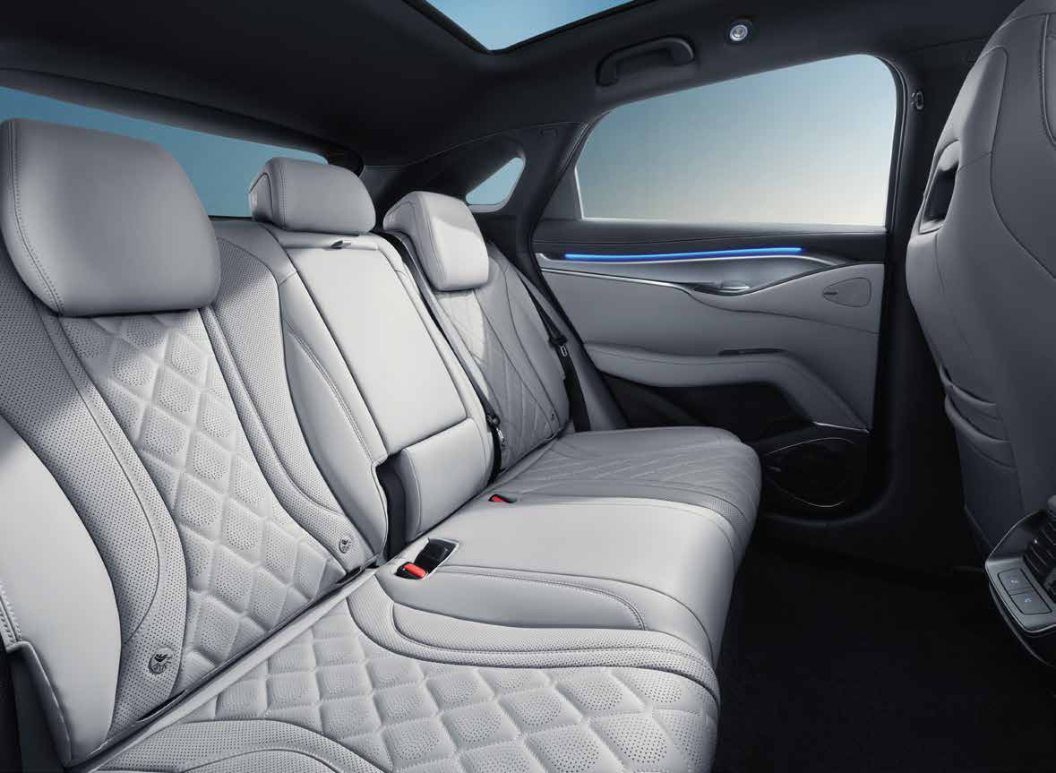 BYD Sealion 7 — Rear bench in quilted white Nappa leather beneath the panoramic glass roof.