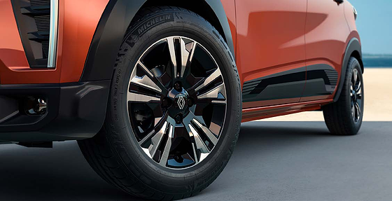 Renault Triber, Dual-tone diamond-cut alloy wheels on Michelin tyres