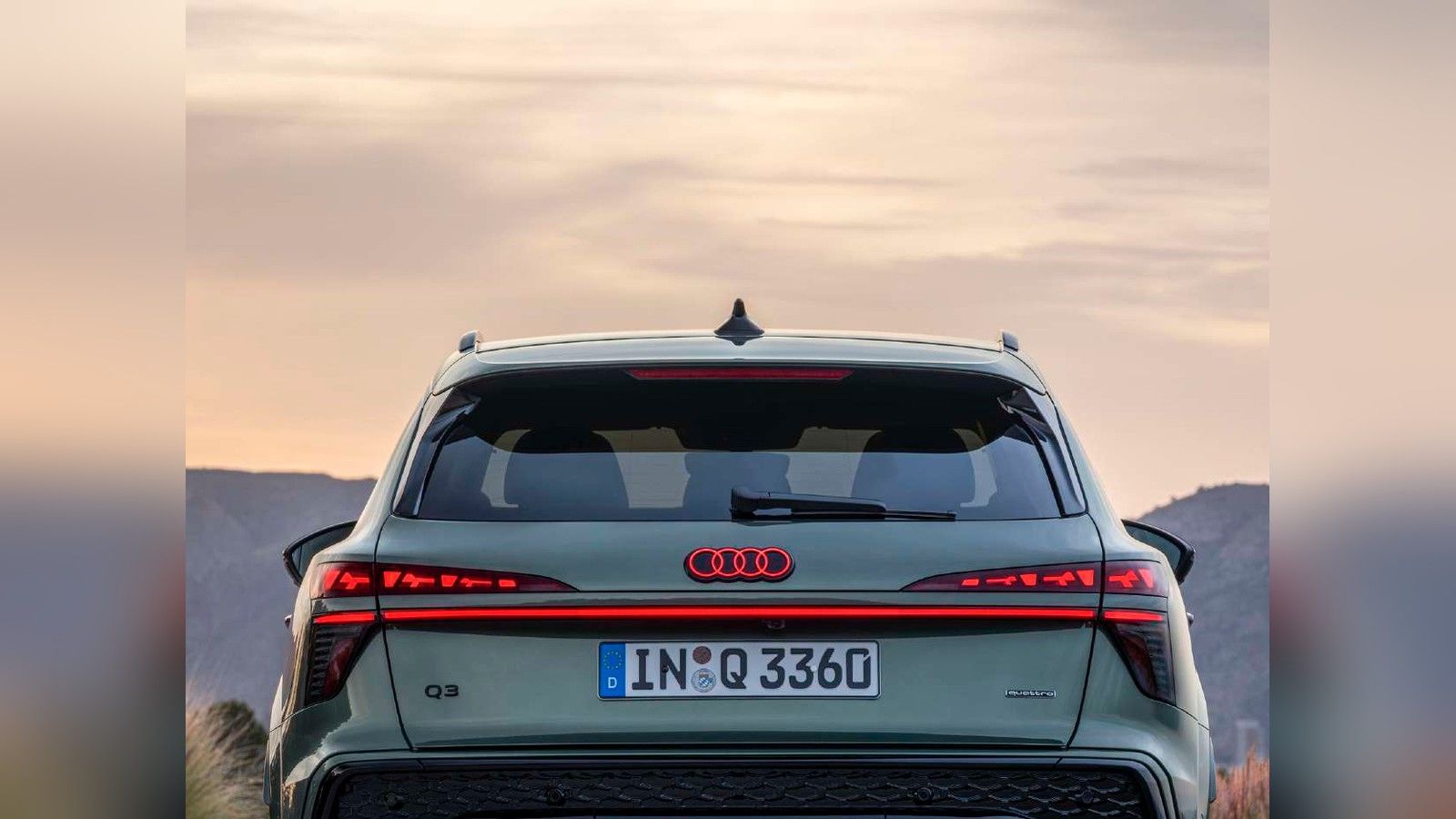 Audi Q3, Full-width LED tail lamp bar with the illuminated Audi rings across the tailgate