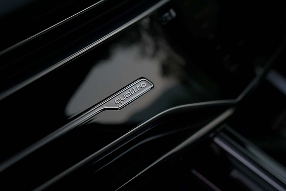 Audi Q7, quattro permanent all-wheel drive badge