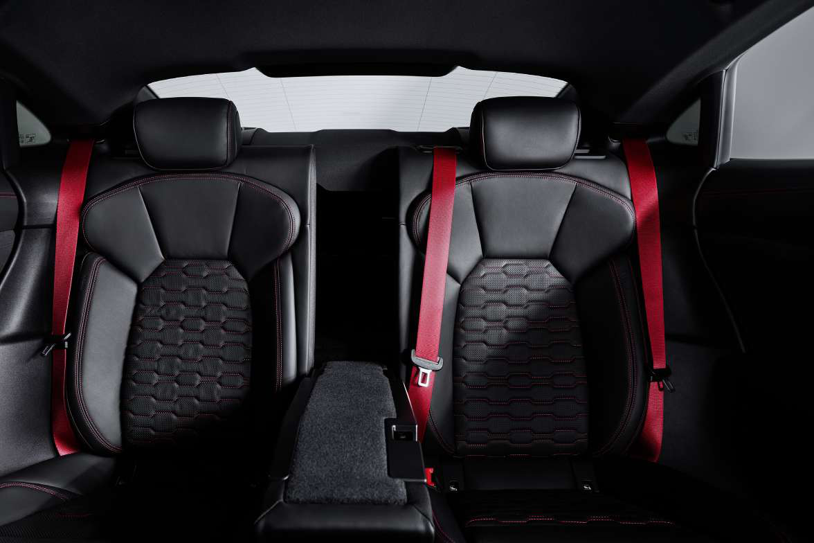 Audi e-tron GT — Rear seats in honeycomb-stitched black leather with contrasting red seat belts