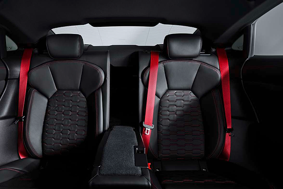 Audi e-tron GT, Rear seats in honeycomb-stitched black leather with contrasting red seat belts