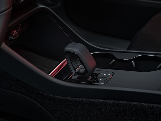 Volvo EC40, Crystal-finish shift-by-wire gear selector with a separate P button on the centre console.