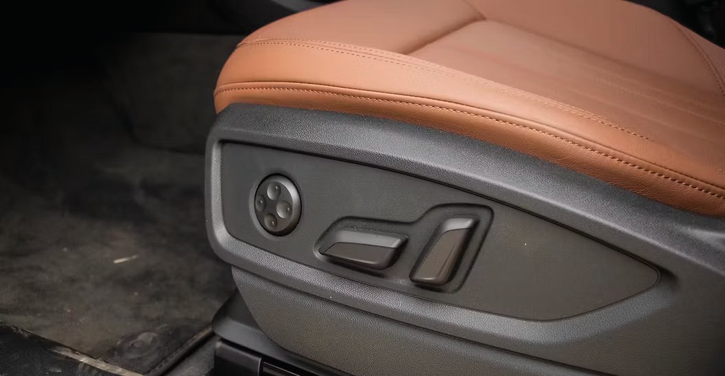 Audi Q3 Sportback — Electrically adjustable front seat controls