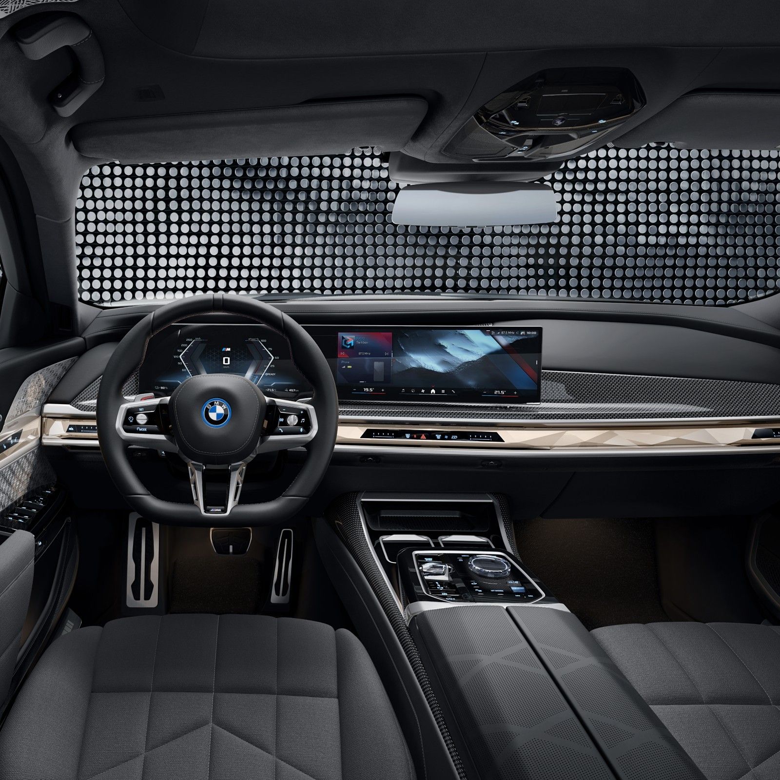 BMW i7, BMW Curved Display: 12.3-inch cluster and 14.9-inch control screen on BMW OS