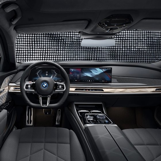 BMW i7, BMW Curved Display: 12.3-inch cluster and 14.9-inch control screen on BMW OS