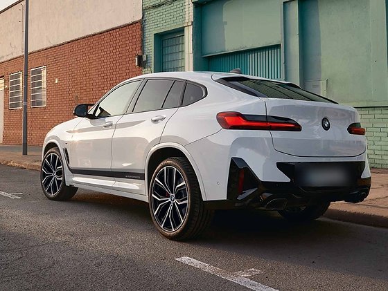 BMW X4 M40i, Muscular rear haunches and coupe tail