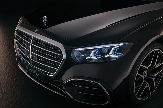Mercedes-Benz S-Class, Digital Light LED headlamp with blue-accent signature beside the three-pointed-star grille