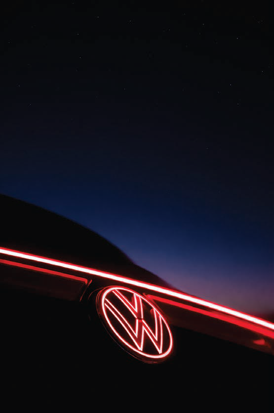 Volkswagen Tayron — Illuminated Volkswagen logo with connected LED light bar