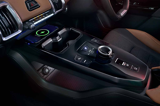 Toyota Urban Cruiser Ebella, Wireless smartphone charger on the floating centre console