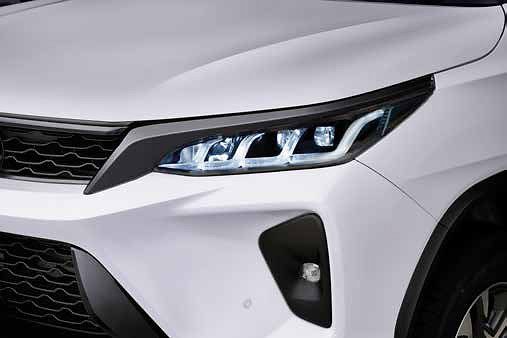 Toyota Fortuner Legender, Split Quad LED headlamps with LED Line Guide signature