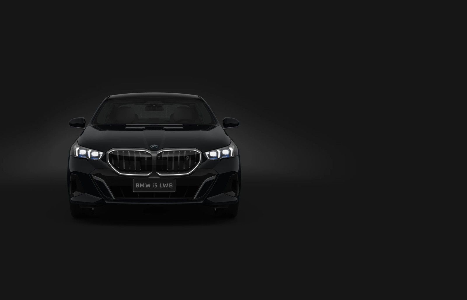 BMW i5 LWB — Adaptive LED headlights with matrix technology that adapt automatically to the driving situation, beside the illuminated kidney grille.