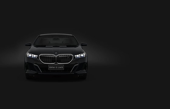 BMW i5 LWB, Adaptive LED headlights with matrix technology that adapt automatically to the driving situation, beside the illuminated kidney grille.
