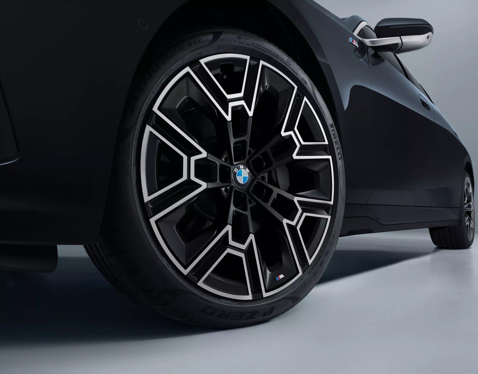 BMW i5 LWB — 20-inch M aero alloy wheels (939 M Bicolour) in a mixed-tyre configuration.