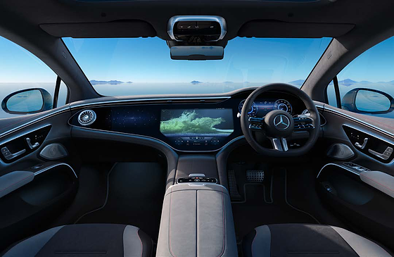 Mercedes-Benz EQS, Driver-focused cabin with the MBUX Hyperscreen and panoramic glass roof