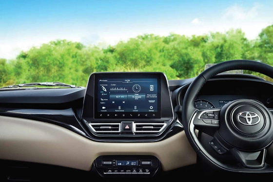 Toyota Glanza (2022-2026), Dual-tone cabin with a layered dashboard, 22.86 cm SmartPlayCast touchscreen and multi-function steering wheel.