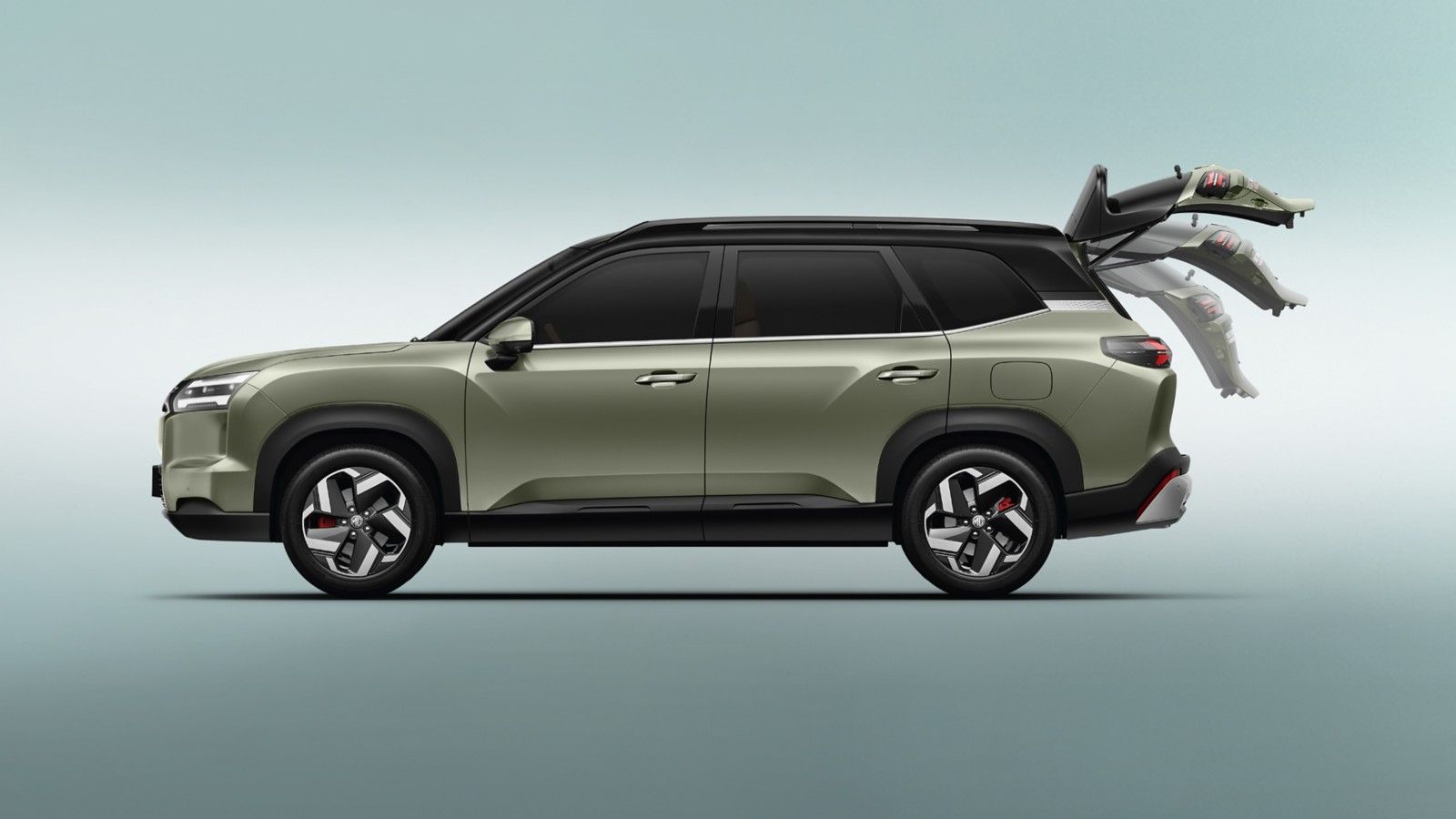MG Hector Tomahawk EV — Powered tailgate on the Essence for hands-free loading