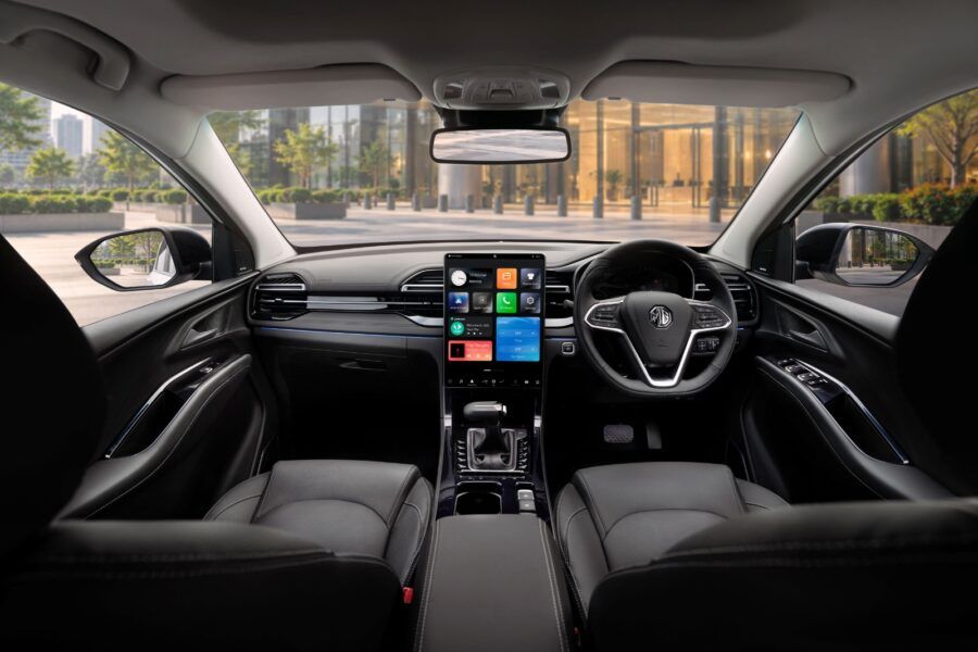 MG Hector, Nimbus Black cabin on both editions: all-black leatherette, gunmetal accents and the 14-inch portrait screen